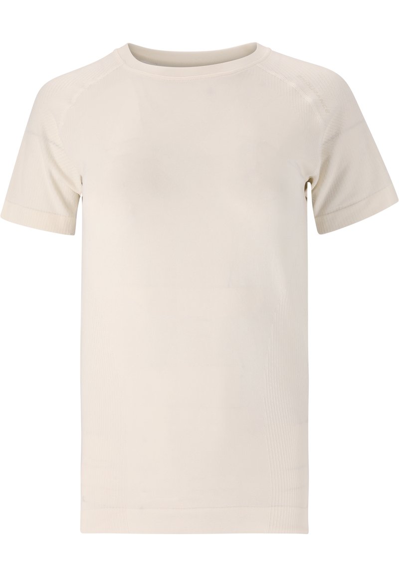 Beige t-shirt med kort ärm i mjukt, slätt tyg. Har en rund halsringning och subtil textur längs axlarna.