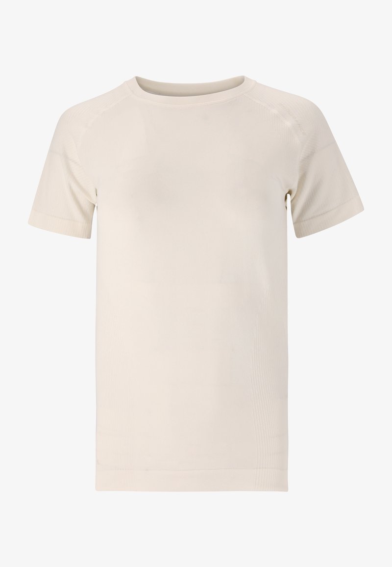 Beige t-shirt med kort ärm i mjukt, slätt tyg. Har en rund halsringning och subtil textur längs axlarna.