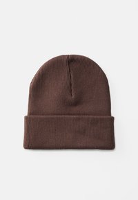 Gorro de malha castanho com textura canelada, topo arredondado e bainha dobrada para calor e conforto.