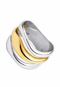 Tres anillos entrelazados en tonos de plata y oro; textura suave con un acabado pulido. Presenta anchos variables y un diseño en capas.