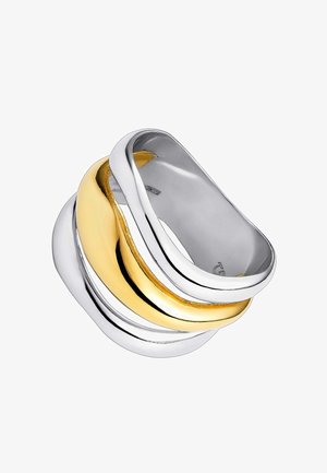 Tres anillos entrelazados en tonos de plata y oro; textura suave con un acabado pulido. Presenta anchos variables y un diseño en capas.