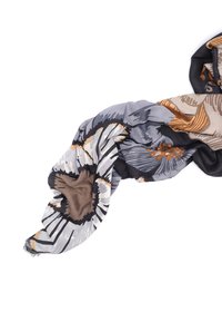 Sciarpa multicolore con motivi floreali in tonalità di grigio, nero e marrone. Realizzata in tessuto morbido con una superficie liscia e bordi frangiati.