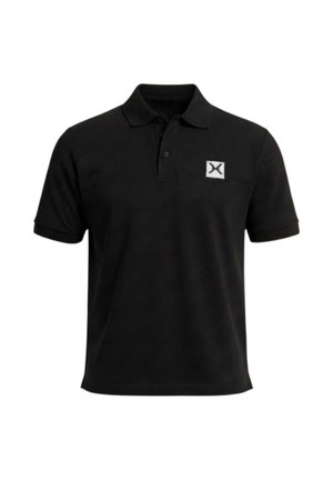 Polo nera a maniche corte con colletto e due bottoni, con una piccola toppa bianca con una "X" nera sul petto sinistro.