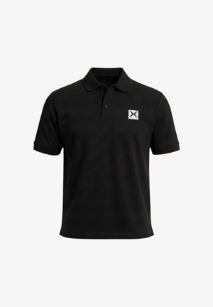Polo nera a maniche corte con colletto e due bottoni, con una piccola toppa bianca con una "X" nera sul petto sinistro.