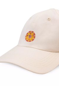 Bawełniana czapka baseballowa w kremowym kolorze z haftowanym wzorem słońca w żółtym i pomarańczowym. Posiada wygięty daszek i otwory wentylacyjne.