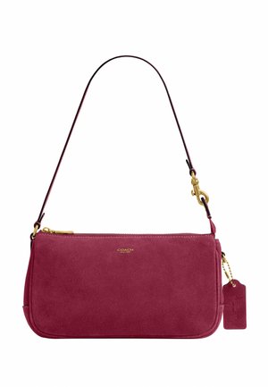 Petit sac à bandoulière rectangulaire en daim bordeaux avec fermeture éclair dorée, logo Coach, bandoulière amovible et étiquette assortie en daim sur chaîne dorée.