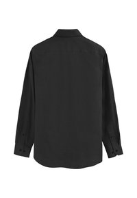 Camicia nera a maniche lunghe con colletto button-down, texture liscia, orlo curvo e due bottoni decorativi su ciascun polsino.