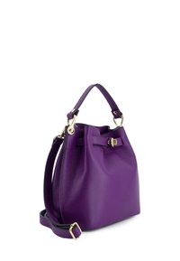 Lilla læderhåndtaske med tekstureret finish, en topstrop og en justerbar skulderrem. Har en guldbeklædt spænde på forsiden.