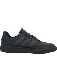 Schwarze Sneaker mit einer glatten Lederoberfläche, abgerundeter Spitze, Schnürverschluss und drei horizontalen Streifen in einer dunkleren Nuance.