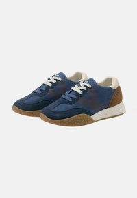 Sneaker navy con tomaia in rete, dettagli in suede, lacci crema e suola in gomma testurizzata con motivo a nido d'ape.