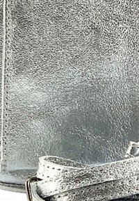 Close-up van een gestructureerde zilveren lederen band met perforaties en een metalen gesp op een bijpassend zilver gestructureerd oppervlak.