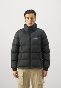 Czarna kurtka puchowa z wysokim kołnierzem, poziomym pikowaniem i dwoma kieszeniami na zamek. Wykonana z gładkiego, izolowanego materiału.