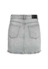 Mini-jupe en denim gris clair avec deux poches arrière, passants pour ceinture et une petite étiquette de marque noire sur le côté droit de la taille.