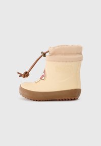 Gul gummistøvel med en brun strukturert såle, med et tegneserie-lignende designsopp, og en myk beige krage med snorjustering.