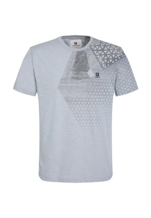 T-shirt gris clair à manches courtes avec un motif géométrique en gris plus foncé, comportant des formes triangulaires et un petit logo sur la poitrine.