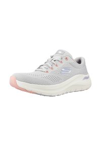 Scarpa da atletica a rete grigio chiaro con dettagli rosa, dotata di soletta ammortizzata, punta tondeggiante e design con lacci per una vestibilità sicura.