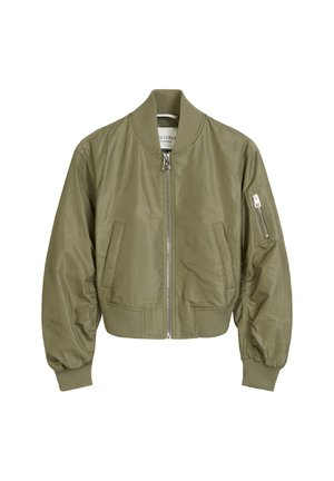 Giacca bomber verde oliva realizzata in nylon liscio, con chiusura frontale a zip, polsini a coste e tasche laterali per la conservazione.