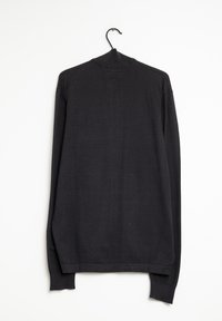 Svart långärmad skjorta i mjukt tyg, med hög hals och rena linjer, hängande på en krok mot en vit bakgrund.