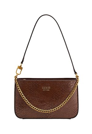 Sac à main en cuir marron texturé Guess avec détail chaîne dorée et fine bandoulière, logo "GUESS EST 1981" en lettres dorées.