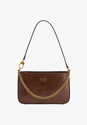 Bruine gestructureerde leren Guess handtas met gouden kettingdetail en dunne schouderband, logo "GUESS EST 1981" in gouden letters.