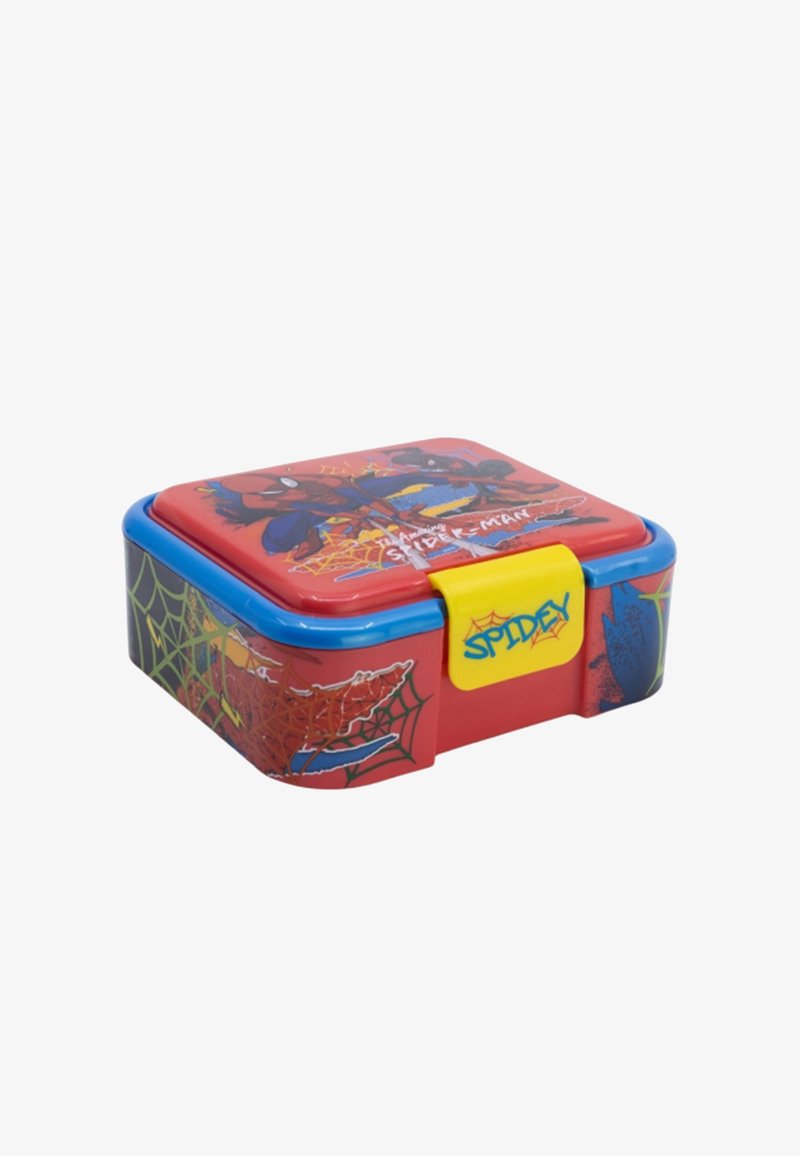 Boîte à lunch rouge avec des accents bleus et un fermoir jaune étiqueté "SPIDEY." Présente des graphismes de Spider-Man et des motifs de toile d'araignée sur les côtés.