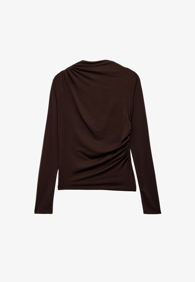 Longsleeve top w ciemno-brązowej tkaninie, z marszczonym teksturowaniem z tyłu oraz gładkim wykończeniem na całej powierzchni.