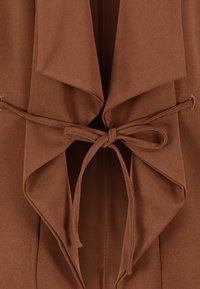 Brune, zachte stof cardigan met een gedrapeerde kraag en een striksluiting, met een gladde textuur en zonder zichtbare patronen of versieringen.