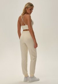 ESOTIQ BLOOVII JAMILE mleczny