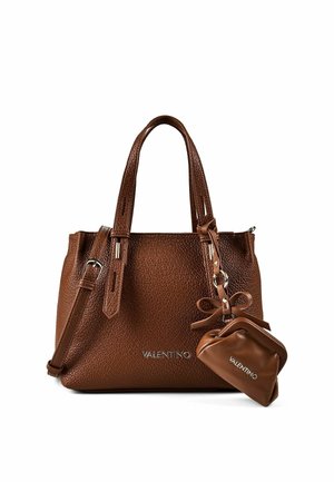 Bolso Valentino de cuero marrón con textura, con dos asas, correa de hombro ajustable y un pequeño bolso a juego sujeto con un lazo.