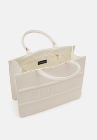 Sac cabas en similicuir beige avec détail embossé "BERLIN", doubles poignées supérieures et poche intérieure zippée. Design ouvert, style minimaliste.