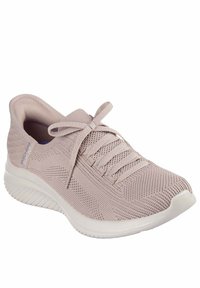 Zapatilla deportiva de punto en rosa claro con una suela media, diseño texturizado, parte delantera con cordones y suela de goma blanca en contraste.