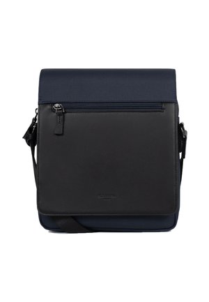 Czarna i granatowa torba na ramię z przednią klapką, kieszenią na zamek błyskawiczny na klapie, regulowanym paskiem na ramię i gładką fakturą.