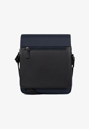 Zwart- en marineblauwe crossbodytas met klep aan de voorkant, ritssluiting op de klep, verstelbare schouderriem en een gladde textuur.