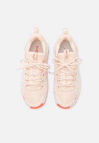 Nike Performance FREE METCON 6 - Treningssko - guava ice/white/light wild mango
