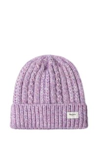 Violeta adīta cepure ar ribotu dizainu, kurai ir salocīts malas un zīmola etiķete. Mīksta tekstūra ar dažādām lavandas toņiem.