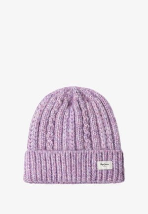 Beanie lavorato a maglia viola con un design a coste, dotato di un risvolto e un'etichetta con il marchio. Texture morbida con sfumature di lavanda.