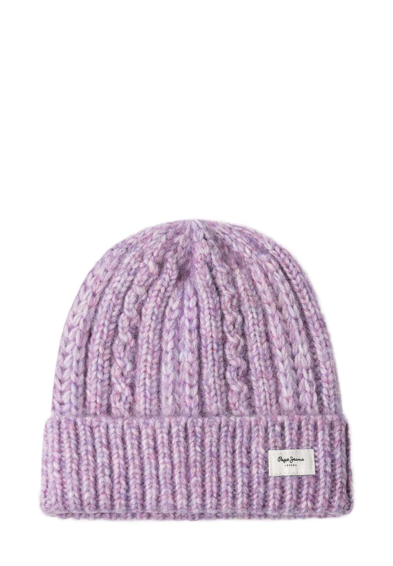 Violeta adīta cepure ar ribotu dizainu, kurai ir salocīts malas un zīmola etiķete. Mīksta tekstūra ar dažādām lavandas toņiem.