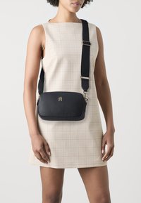 Tommy Hilfiger POPPY REFORM CAMERA BAG - Borsa a tracolla - space blue