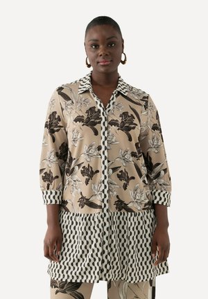 Beige Bluse mit Blumenmuster und Dreiviertelärmeln, schwarzen Akzenten und einem kontrastierenden karierten Saum. Knopfverschluss mit Kragen.