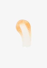 Campione di prodotto per la cura della pelle cremoso con una base bianca chiara e un accento di glitter arancione, caratterizzato da una texture liscia e lucida.