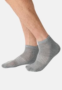 Szare skarpetki  do kostki wykonane z gładkiego, lekkiego materiału o prążkowanej teksturze i częściowym zakryciu palców. Minimalistyczny design, bez wzorów i dodatków.