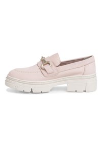 Mocassino in pelle rosa con punta arrotondata, suola bianca spessa e un accento in metallo decorativo sulla fascia. Parte superiore testurizzata.