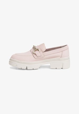 Roze leren instapper met een ronde neus, witte dikke zool en een decoratieve metalen hardware-accent op de band. Getextureerde bovenkant.