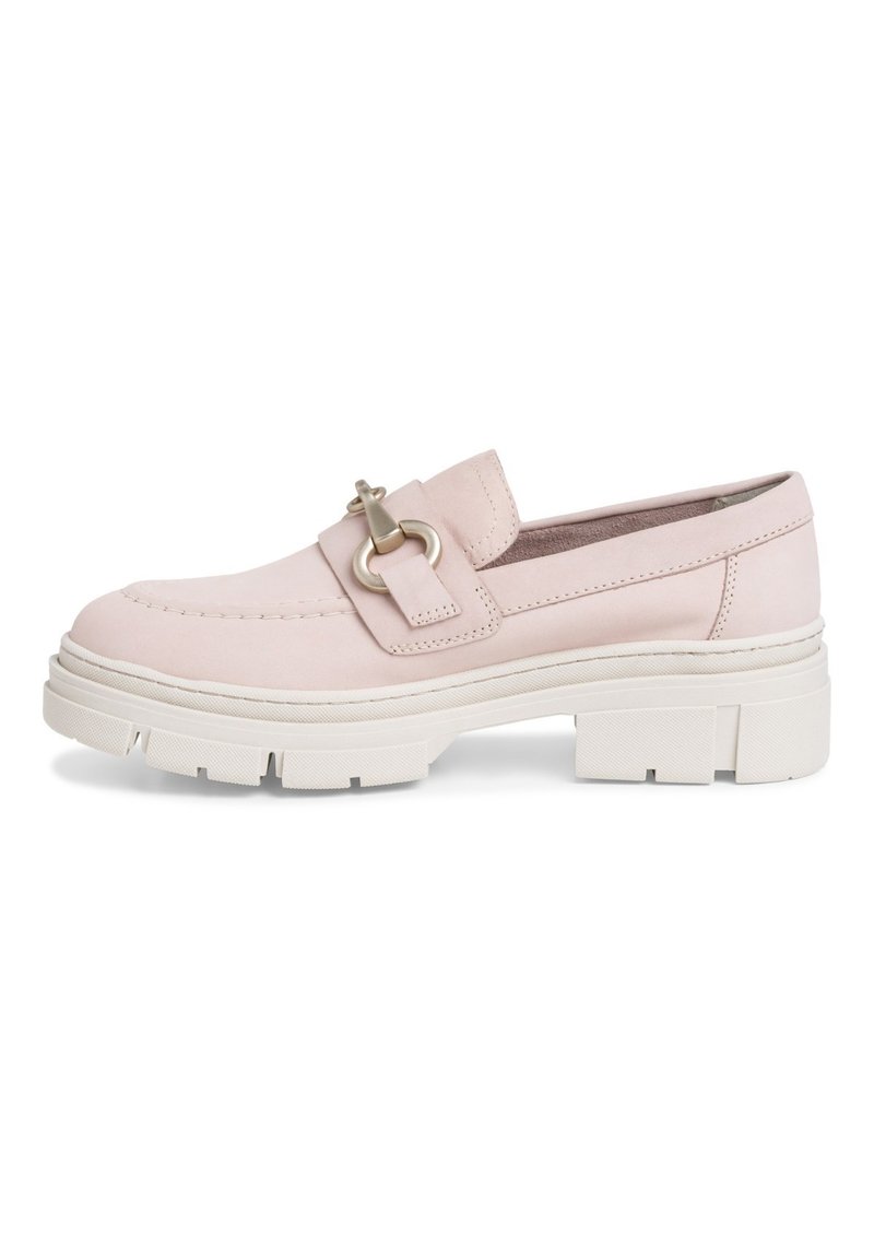 Mocassino in pelle rosa con punta arrotondata, suola bianca spessa e un accento in metallo decorativo sulla fascia. Parte superiore testurizzata.