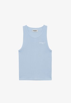 Svetlomodrý top bez rukávov s rebrovanou textúrou, s okrúhlym výstrihom a malým bielym logom na ľavej strane hrude. Jednoduchý dizajn, bez rukávov.