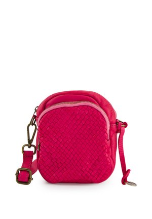 Mała, jasno różowa torba na ramię z plecionym przednim panelem, zamkiem błyskawicznym, regulowanym paskiem i mosiężnymi elementami na białym tle.