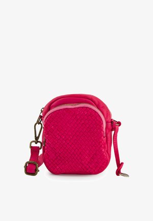 Kleine, leuchtend pinke Umhängetasche mit gewebtem Vorderpaneel, Reißverschluss, verstellbarem Riemen und messingfarbenen Beschlägen vor weißem Hintergrund.