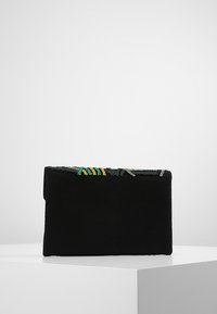 Svart mocka clutch med pärlade detaljer i grönt, gult och grått; rektangulär form, slät yta och locköppning.
