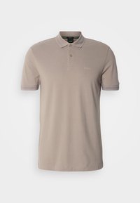 Polo beige à manches courtes avec col, deux boutons et logo subtil "Boss" sur le côté gauche de la poitrine.
