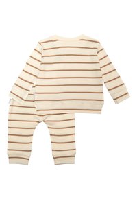 Ensemble deux pièces beige avec des rayures horizontales brunes ; haut à manches longues et pantalon. Texture douce avec des poignets et une taille élastiques.